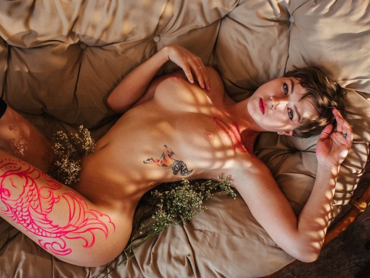 Demonstration of naked women