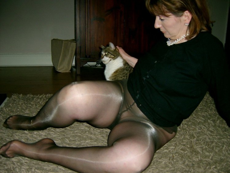 Older women in tights without panties