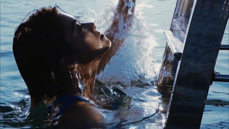 抱走 莫子 A in a swimsuit