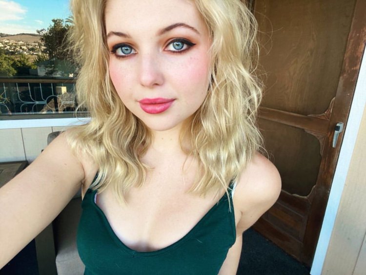Sammi Hanratty Bellybutton