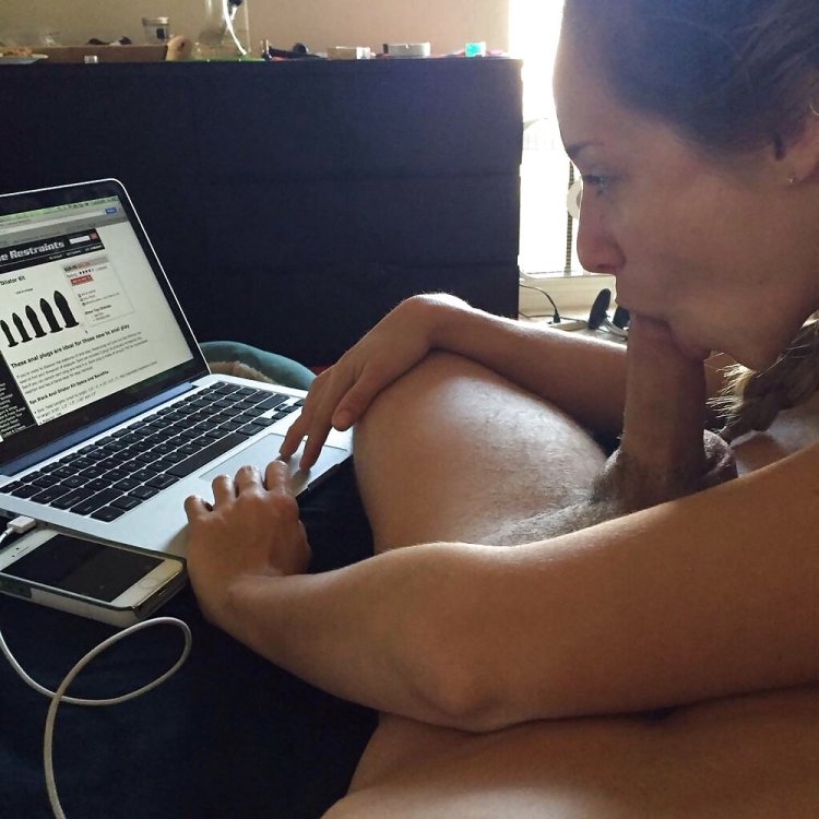 Masturbation in front of the monitor