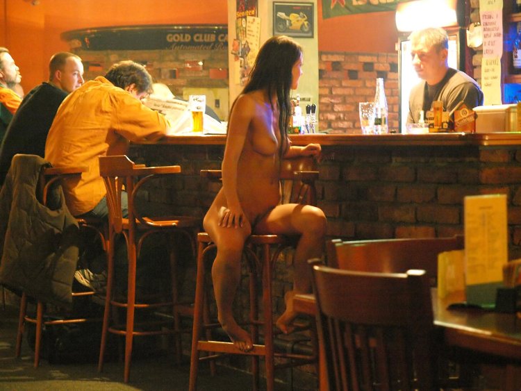 Girls Strip the breast in the cafe