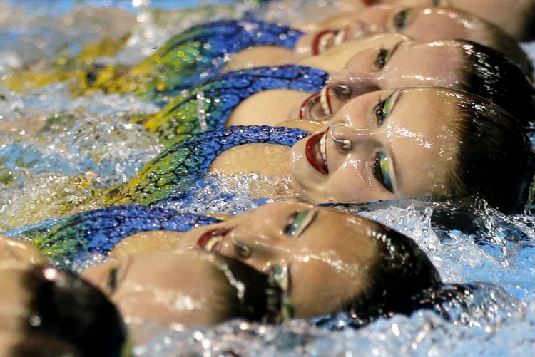 Synchronous swimming figures