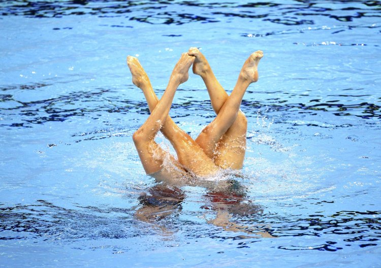 Synchronous swimming UPS