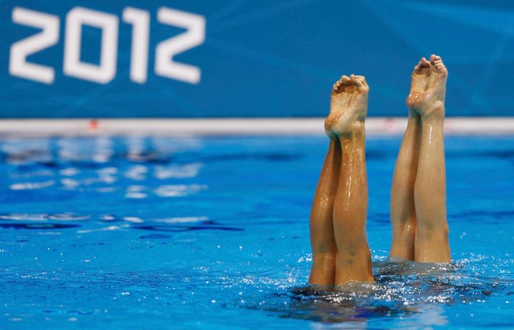 Simultaneous swimming while the coach does not see