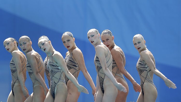Stripping in synchronous swimming