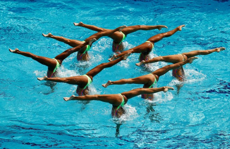 Naked swimmers Synchronist