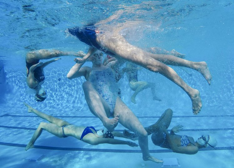 Simultaneous swimming while the coach does not see