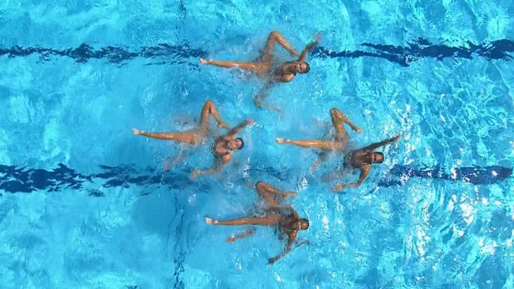 Naked synchronist in the pool