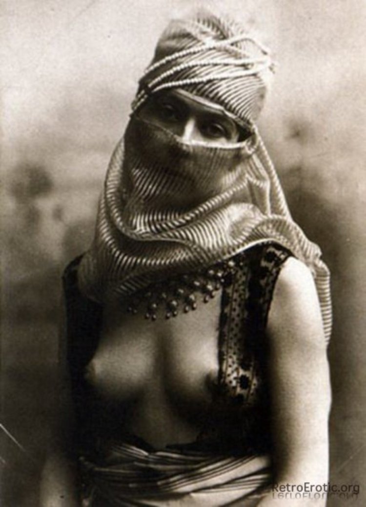 Naked Muslims in Paranje