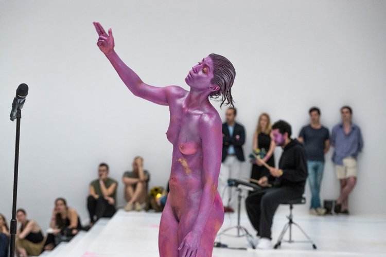 Perfomance naked artist