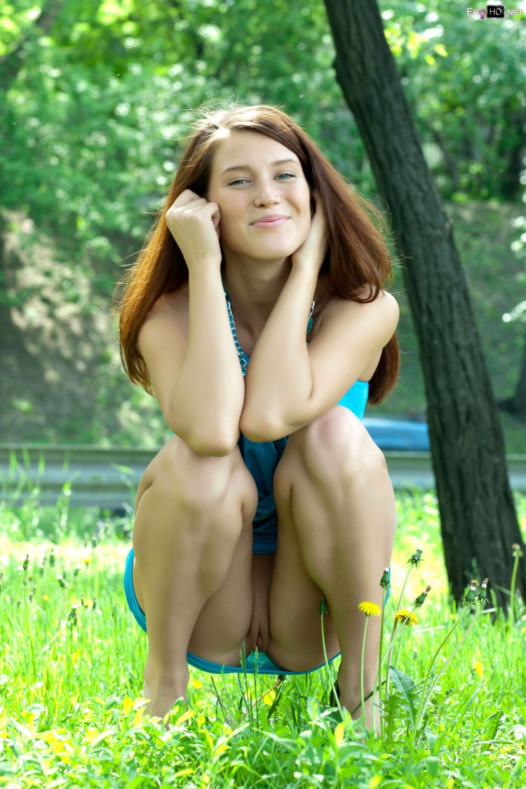 Girls in skirts without panties