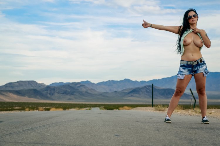 Erotic film where the girl traveled by the hitchhiker