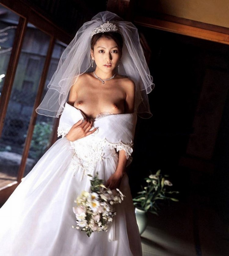 Brides in the wedding dresses of Ero