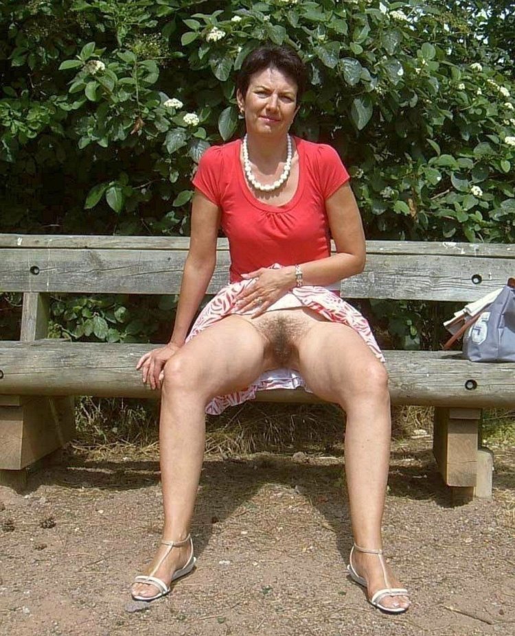 Upskirt Granny No Pants Amateur
