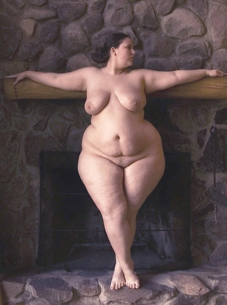 Naked women with full hips