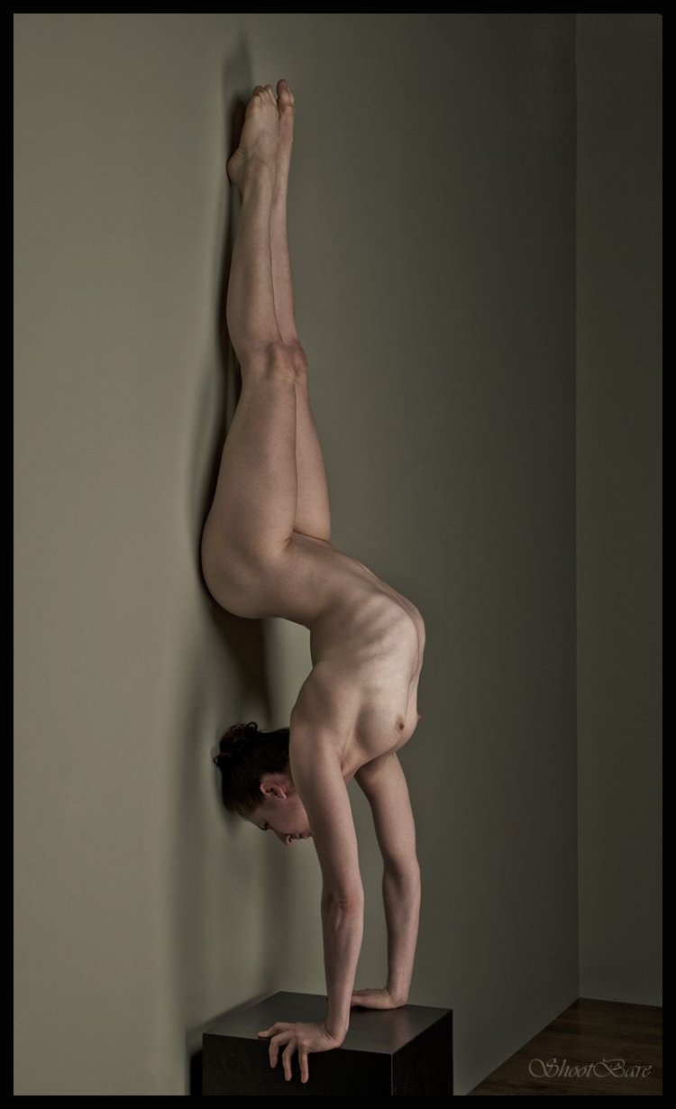 Muscular Girls Holding Men Uppe Down Blow