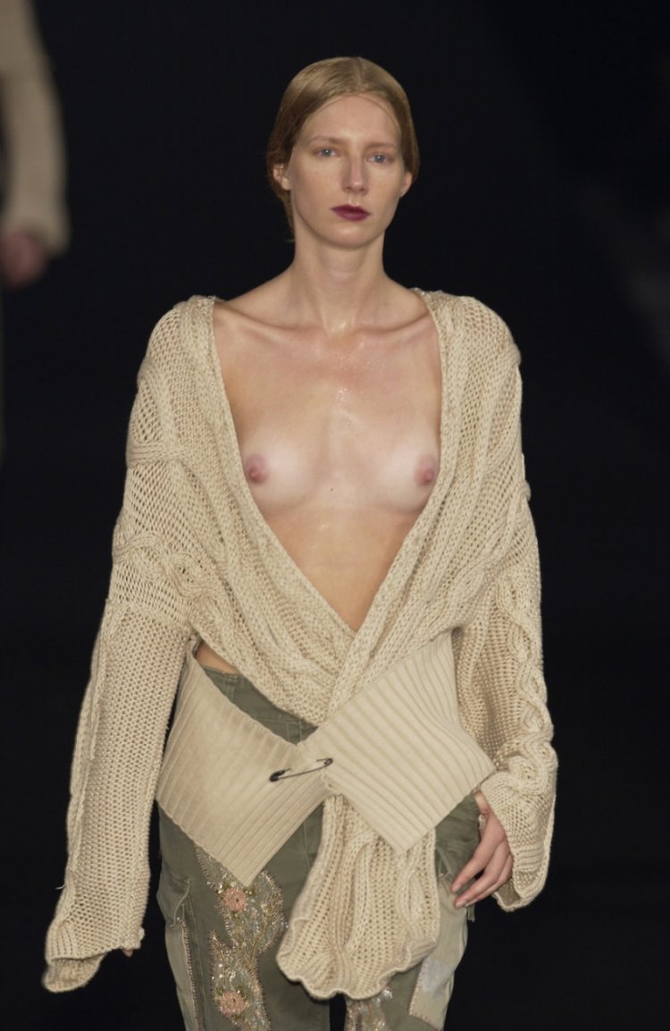 Models undress on the podium