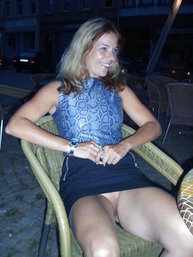 Mature without panties under the skirt