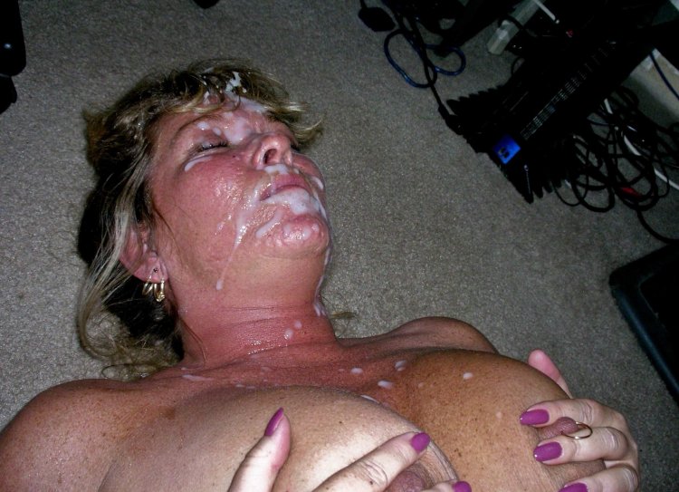 Cumshot on mature homemade face