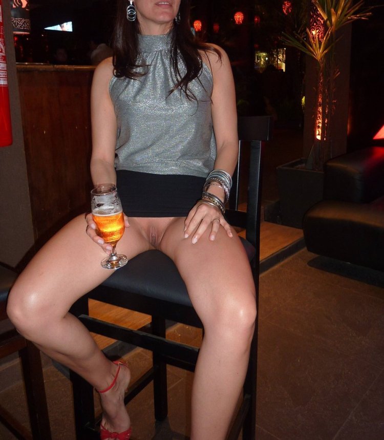 Under the skirt without panties in the cafe