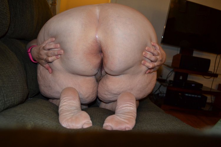 Old women spread out legs