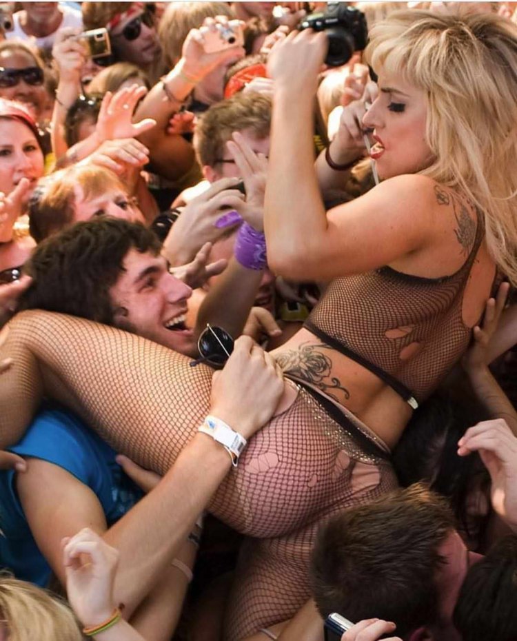 Decorate nude at concerts