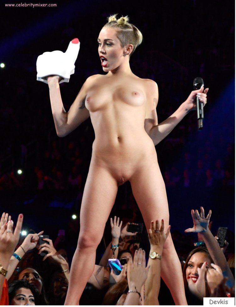 Miley Cyrus Naked at the concert