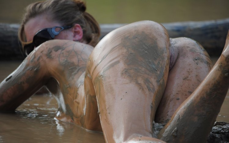 Naked girls bathe in mud
