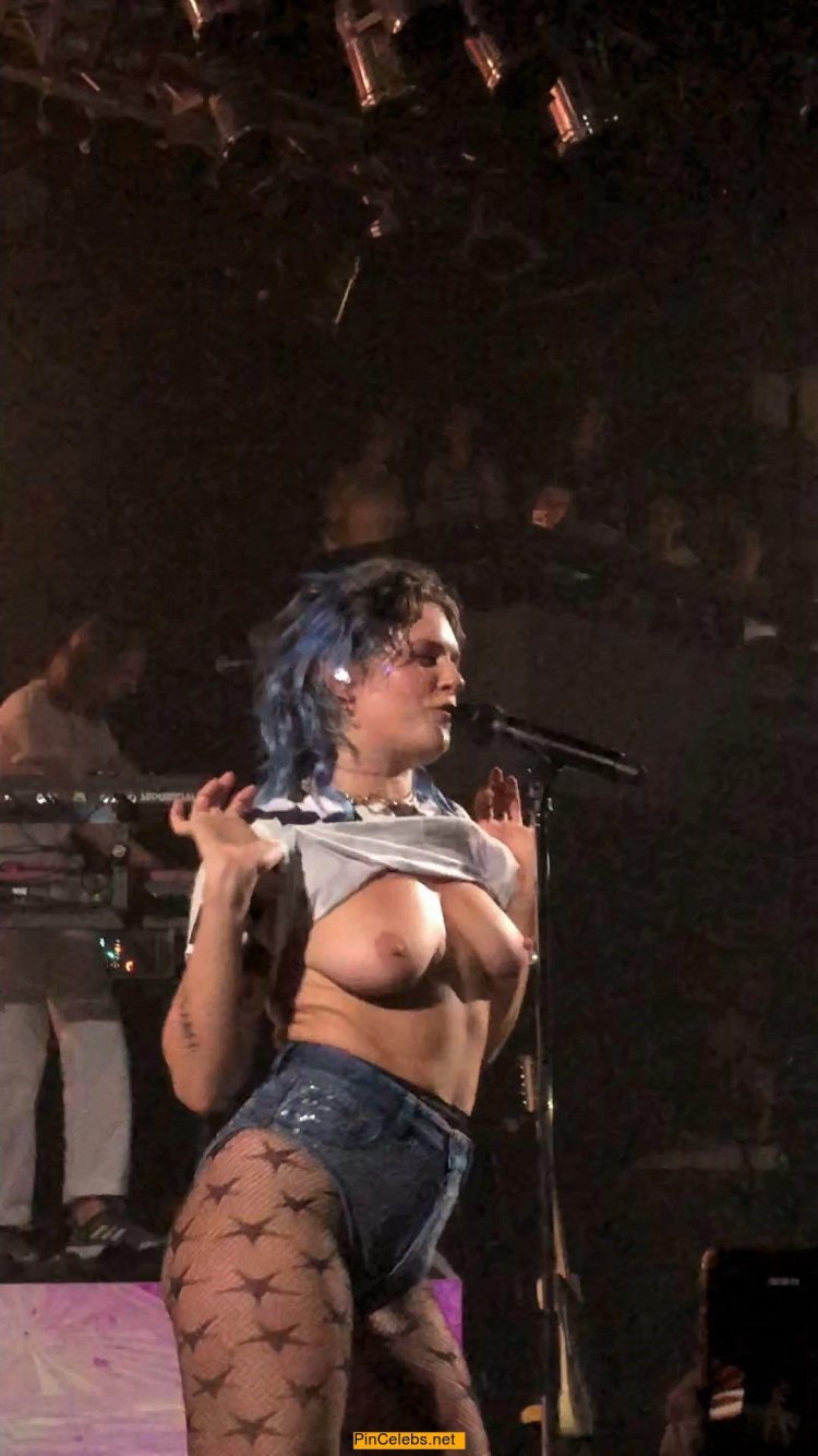 The singer showed tits