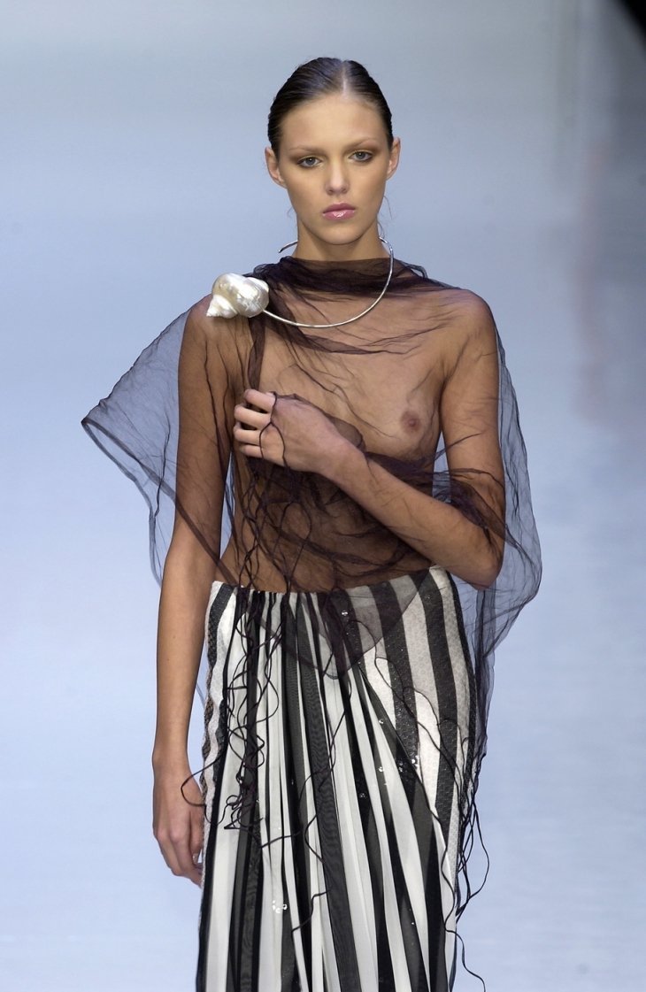 Tits models on fashion shows