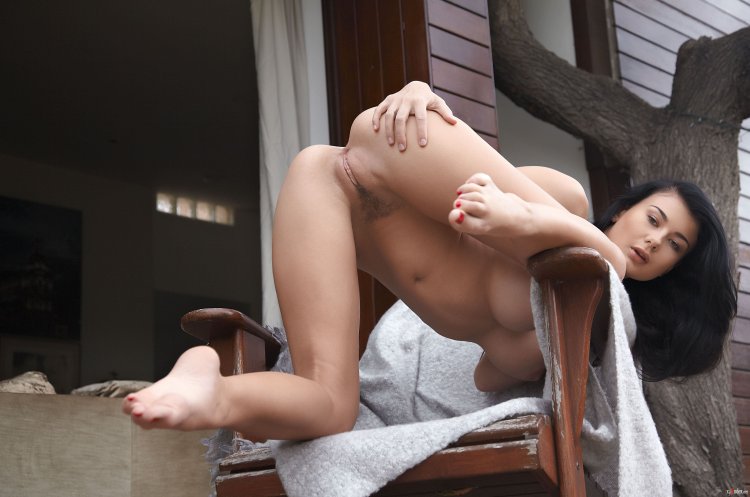 Naked porn actress Lucy Li