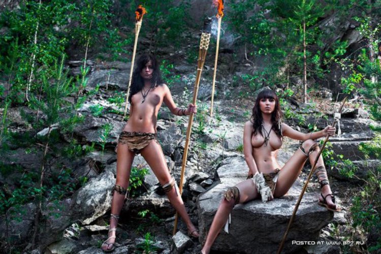 Naked Amazons with slaves