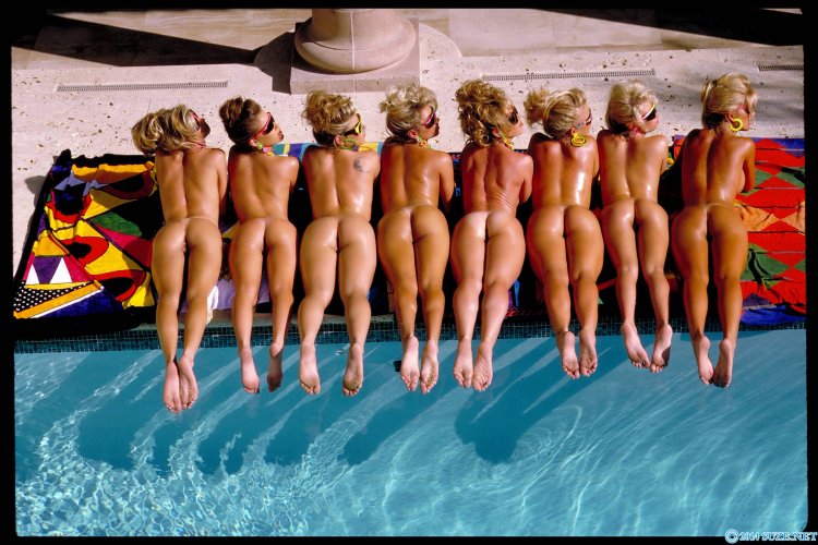 Many naked female pop