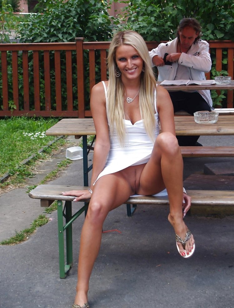 Girls without panties under the skirt