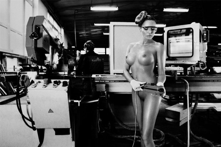 Naked photo session at the factory