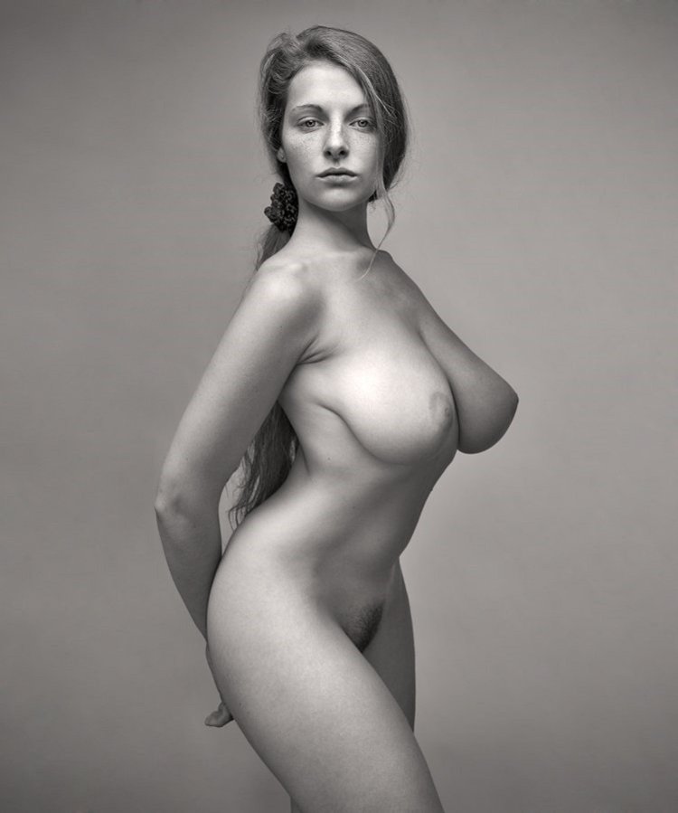 Naked lady with a chic figure