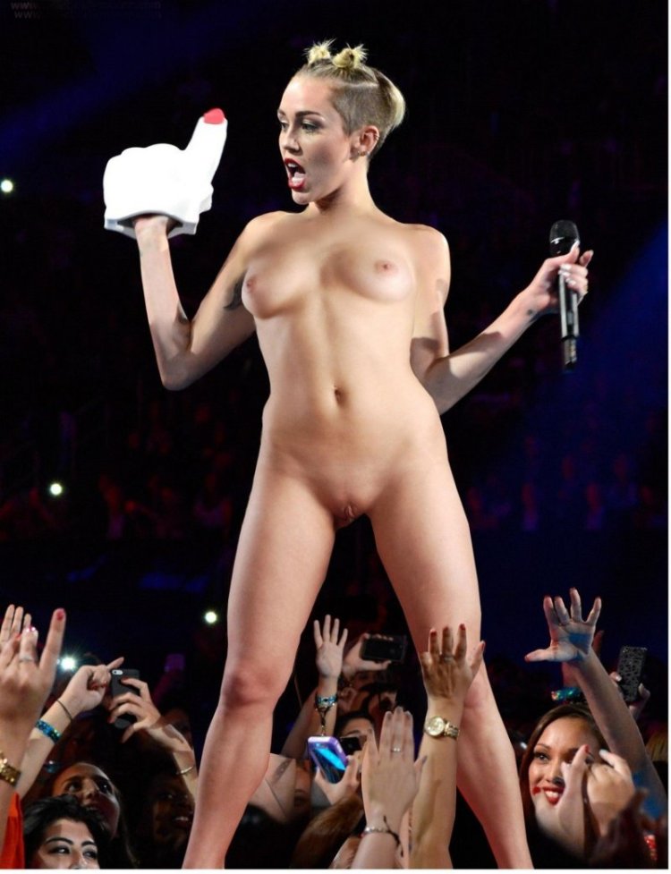Miley Cyrus Naked at the concert