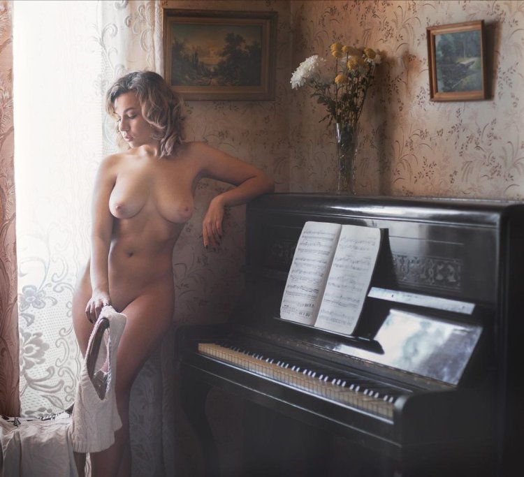 Naked pianist private