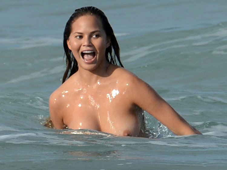 Chrissy Teigen (Chrissy Teigen) Chest