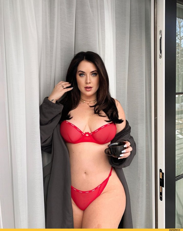 Holly Loua Model Plus Size