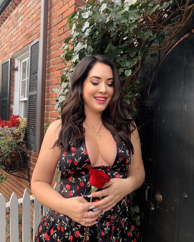 Holly Loua Model Plus