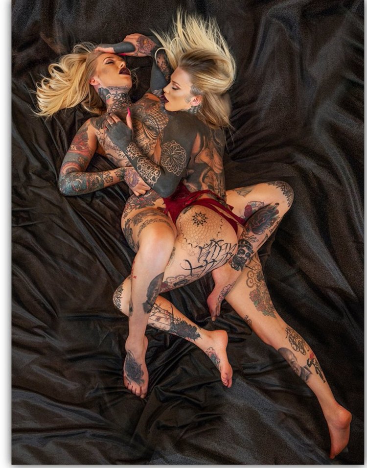 Tattoo model Lauren Brock, Lezbi