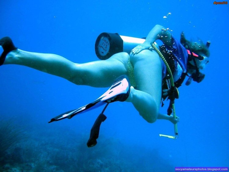 Diving girl without panties