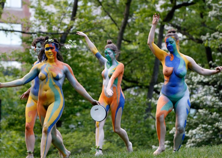 Naked female Perfomance