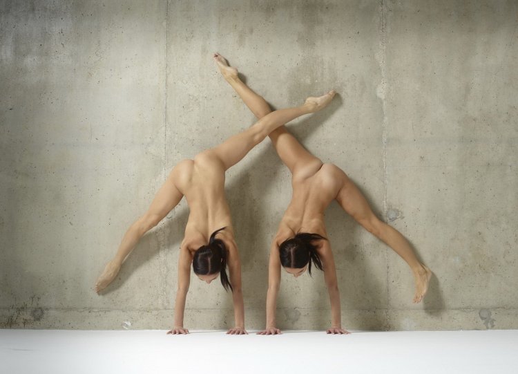 Acrobatically poses naked women