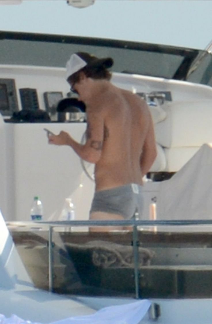 Niall Horan is small