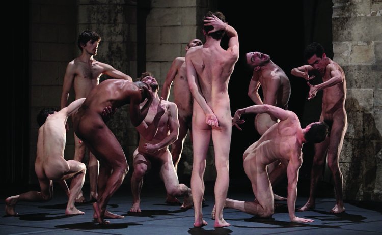 Perfomanes with naked women