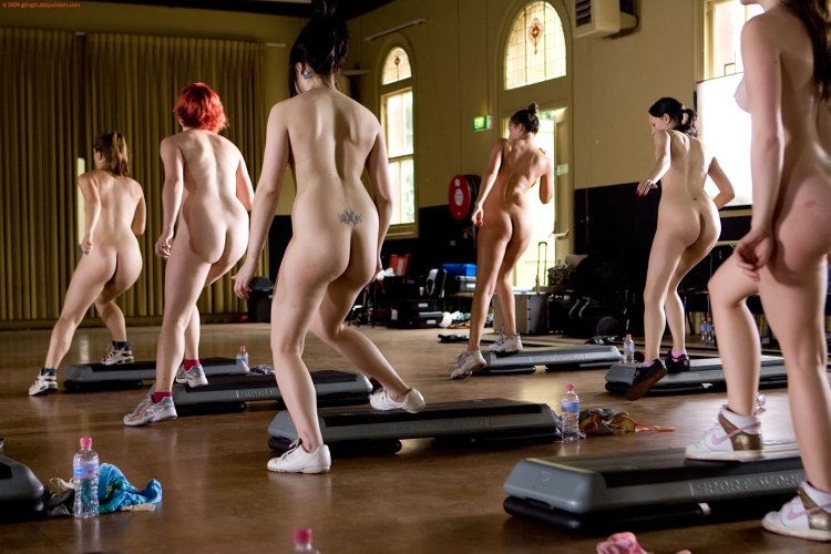 Naked Japanese are playing sports