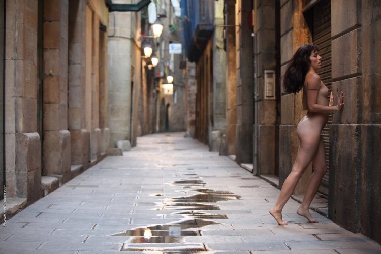 A naked woman walks around the city